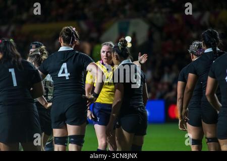 Bristol, Regno Unito, 19 settembre 2025 l'arbitro Aimee Barrett-Theron premia una truffa alla nuova Zelanda durante la sua semifinale sconfitta contro il Canada nella Women's Rugby World Cup, nuova Zelanda contro Canada, Ashton Gate, Bristol, Regno Unito. Alex Williams / Alamy Live News Foto Stock