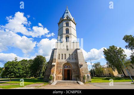 Ricostruito campanile della cattedrale di Alessandro a Narva, Estonia - architettura ortodossa in stile storico che combina elementi neocroanici e neoclassici Foto Stock