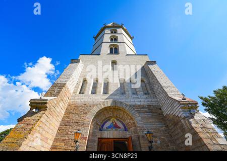 Ricostruito campanile della cattedrale di Alessandro a Narva, Estonia - architettura ortodossa in stile storico che combina elementi neocroanici e neoclassici Foto Stock