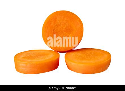 La vista frontale delle fette di carota arancione nella pila è isolata su sfondo bianco con percorso di ritaglio. Foto Stock