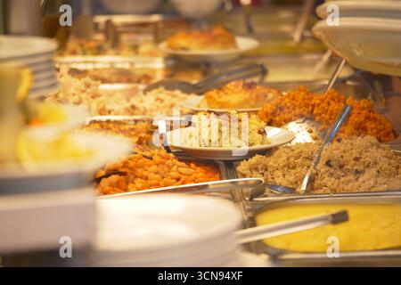 Vari piatti esposti in un vivace mercato alimentare Foto Stock