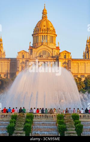 Vista della Fontana Magica e del Palazzo Nazionale di Montjuic in lontananza, Barcellona, Catalogna, Spagna Foto Stock