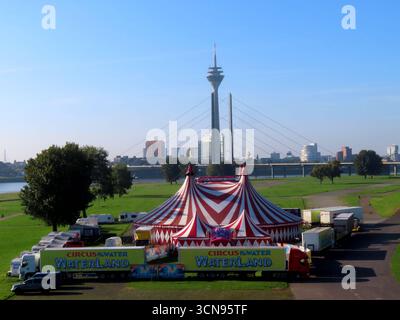 Blick von der Oberkasseler Bruecke auf den Zirkus Waterland in den Rheinwiesen von Duesseldorf Zirkus Waterland Duesseldorf Rheinwiesen Eingang *** Vista dal ponte Oberkassel al Circo Waterland nei prati del Reno di Duesseldorf Circus Waterland Duesseldorf Rhine Meadows ingresso Foto Stock