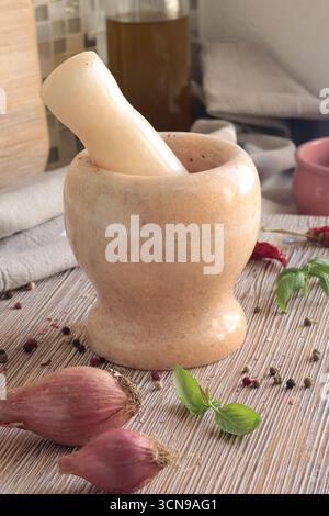Mortaio in marmo in cucina. Cibo e cucina. Alimentazione sana e prodotti biologici. Foto Stock