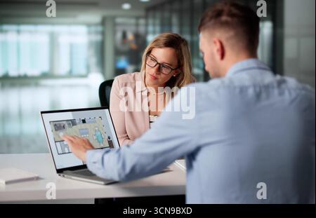 Il progettista immobiliare discute oggi della ristrutturazione della struttura con la riunione dei clienti. Foto Stock