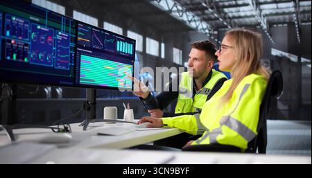 Tecnici qualificati che utilizzano il sistema SCADA presso lo stabilimento industriale. Foto Stock