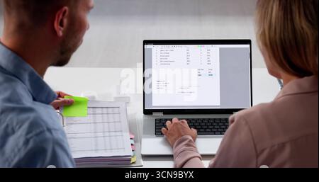 Felice coppia di giovani che gestiscono insieme le finanze con il budget dei notebook Foto Stock