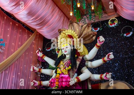 Idolo splendidamente decorato della dea Durga, collocato in un pandalo festoso durante la celebrazione Navratri Foto Stock