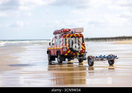 Sangatte, Francia – 1 settembre 2025: Pas-de-Calais Fire and Rescue Service (SDIS 62) squadra di soccorso idrico che conduce esercitazioni di salvataggio in mare su moto d'acqua. Foto Stock