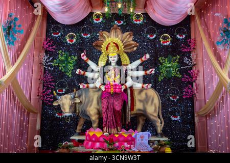 Idolo splendidamente decorato della dea Durga, collocato in un pandalo festoso durante la celebrazione Navratri Foto Stock