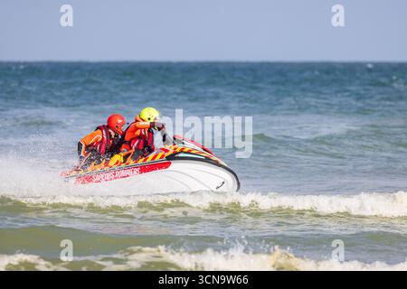 Sangatte, Francia – 1 settembre 2025: Pas-de-Calais Fire and Rescue Service (SDIS 62) squadra di soccorso idrico che conduce esercitazioni di salvataggio in mare su moto d'acqua. Foto Stock