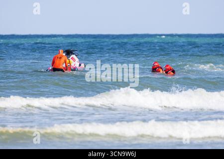 Sangatte, Francia – 1 settembre 2025: Pas-de-Calais Fire and Rescue Service (SDIS 62) squadra di soccorso idrico che conduce esercitazioni di salvataggio in mare su moto d'acqua. Foto Stock