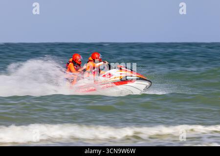 Sangatte, Francia – 1 settembre 2025: Pas-de-Calais Fire and Rescue Service (SDIS 62) squadra di soccorso idrico che conduce esercitazioni di salvataggio in mare su moto d'acqua. Foto Stock