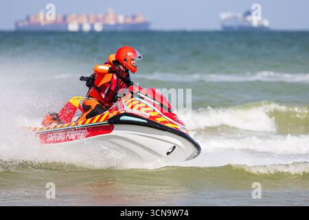 Sangatte, Francia – 1 settembre 2025: Pas-de-Calais Fire and Rescue Service (SDIS 62) squadra di soccorso idrico che conduce esercitazioni di salvataggio in mare su moto d'acqua. Foto Stock