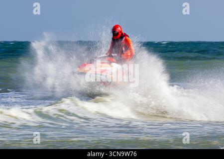 Sangatte, Francia – 1 settembre 2025: Pas-de-Calais Fire and Rescue Service (SDIS 62) squadra di soccorso idrico che conduce esercitazioni di salvataggio in mare su moto d'acqua. Foto Stock