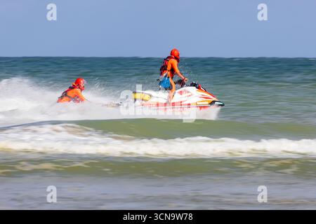 Sangatte, Francia – 1 settembre 2025: Pas-de-Calais Fire and Rescue Service (SDIS 62) squadra di soccorso idrico che conduce esercitazioni di salvataggio in mare su moto d'acqua. Foto Stock