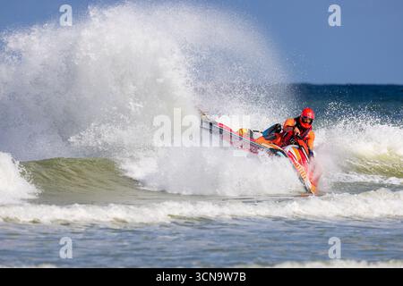 Sangatte, Francia – 1 settembre 2025: Pas-de-Calais Fire and Rescue Service (SDIS 62) squadra di soccorso idrico che conduce esercitazioni di salvataggio in mare su moto d'acqua. Foto Stock