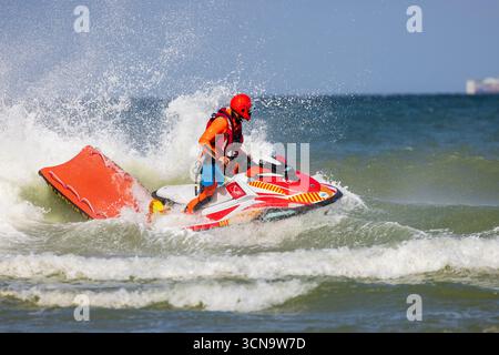 Sangatte, Francia – 1 settembre 2025: Pas-de-Calais Fire and Rescue Service (SDIS 62) squadra di soccorso idrico che conduce esercitazioni di salvataggio in mare su moto d'acqua. Foto Stock