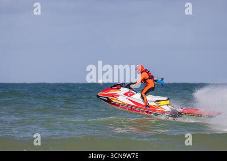 Sangatte, Francia – 1 settembre 2025: Pas-de-Calais Fire and Rescue Service (SDIS 62) squadra di soccorso idrico che conduce esercitazioni di salvataggio in mare su moto d'acqua. Foto Stock