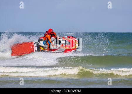 Sangatte, Francia – 1 settembre 2025: Pas-de-Calais Fire and Rescue Service (SDIS 62) squadra di soccorso idrico che conduce esercitazioni di salvataggio in mare su moto d'acqua. Foto Stock