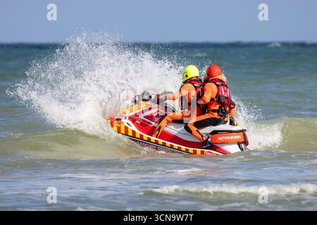 Sangatte, Francia – 1 settembre 2025: Pas-de-Calais Fire and Rescue Service (SDIS 62) squadra di soccorso idrico che conduce esercitazioni di salvataggio in mare su moto d'acqua. Foto Stock
