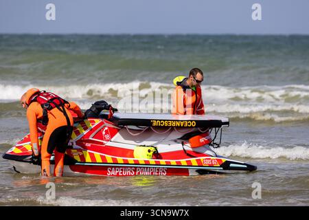 Sangatte, Francia – 1 settembre 2025: Pas-de-Calais Fire and Rescue Service (SDIS 62) squadra di soccorso idrico che conduce esercitazioni di salvataggio in mare su moto d'acqua. Foto Stock