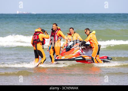 Sangatte, Francia – 1 settembre 2025: Pas-de-Calais Fire and Rescue Service (SDIS 62) squadra di soccorso idrico che conduce esercitazioni di salvataggio in mare su moto d'acqua. Foto Stock