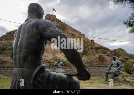 Gori, Georgia. 9 settembre 2025. Sculture del Memoriale degli Eroi guerrieri georgiani ai piedi della Fortezza di Gori, città di Gori, Georgia Foto Stock