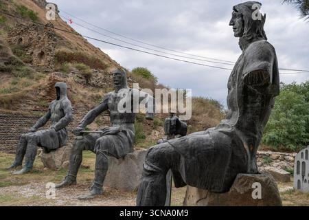 Gori, Georgia. 9 settembre 2025. Sculture del Memoriale degli Eroi guerrieri georgiani ai piedi della Fortezza di Gori, città di Gori, Georgia Foto Stock