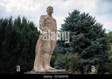 Gori, Georgia. 9 settembre 2025. Controversa statua di Joseph Vissarionovich Stalin, politico sovietico e rivoluzionario che guidò l'Unione Sovietica Foto Stock