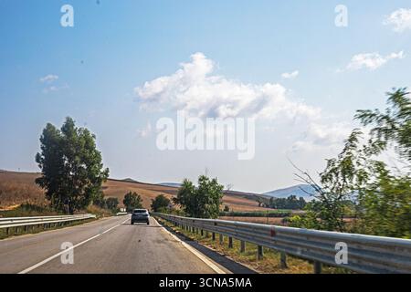 Svolta su una strada di montagna in Italia Foto Stock