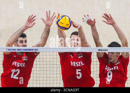 Pasay City, Filippine. 20 settembre 2025. I giocatori turchi bloccano il pallone durante il turno di 16 partite tra T¨¹rkiye e i Paesi Bassi al Campionato del mondo maschile FIVB 2025 a Pasay City, nelle Filippine, il 20 settembre 2025. Crediti: Rouelle Umali/Xinhua/Alamy Live News Foto Stock