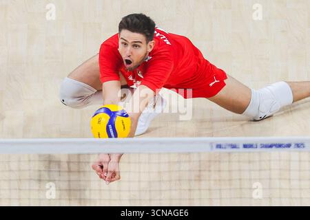 Pasay City, Filippine. 20 settembre 2025. Mirza Lagumdzija di T¨¹rkiye gareggia durante il round del 16 match tra T¨¹rkiye e i Paesi Bassi al FIVB Men's World Championship 2025 a Pasay City, nelle Filippine, il 20 settembre 2025. Crediti: Rouelle Umali/Xinhua/Alamy Live News Foto Stock