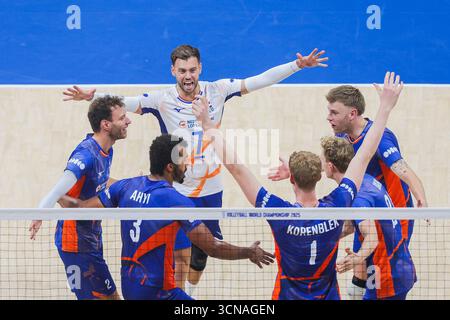 Pasay City, Filippine. 20 settembre 2025. I giocatori dei Paesi Bassi festeggiano il punteggio ottenuto durante il turno di 16 partite tra T¨¹rkiye e i Paesi Bassi al Campionato del mondo maschile FIVB 2025 a Pasay City, nelle Filippine, il 20 settembre 2025. Crediti: Rouelle Umali/Xinhua/Alamy Live News Foto Stock