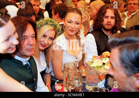 Jürgen Drews, Ramona Drews, Joelina Drews e Adrian Louis bei der Eröffnung vom 190. Oktoberfest 2025 im Schottenhamel Festzelt. München, 20.09.2025 *** Jürgen Drews, Ramona Drews, Joelina Drews e Adrian Louis all'apertura dell'Oktoberfest 190 2025 nella tenda Schottenhamel di Monaco, 20 09 2025 foto:xAgenturxWehnertx/xGränzdörferx/xFuturexImagex wiesnanstich 5905 Foto Stock