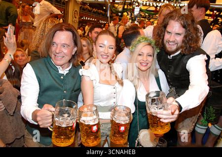 Jürgen Drews, Joelina Drews, Ramona Drews e Adrian Louis bei der Eröffnung vom 190. Oktoberfest 2025 im Schottenhamel Festzelt. München, 20.09.2025 *** Jürgen Drews, Joelina Drews, Ramona Drews e Adrian Louis all'apertura dell'Oktoberfest 190 2025 nella tenda Schottenhamel di Monaco, 20 09 2025 foto:xAgenturxWehnertx/xGränzdörferx/xFuturexImagex wiesnanstich 5907 Foto Stock