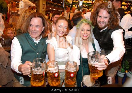Jürgen Drews, Joelina Drews, Ramona Drews e Adrian Louis bei der Eröffnung vom 190. Oktoberfest 2025 im Schottenhamel Festzelt. München, 20.09.2025 *** Jürgen Drews, Joelina Drews, Ramona Drews e Adrian Louis all'apertura dell'Oktoberfest 190 2025 nella tenda Schottenhamel di Monaco, 20 09 2025 foto:xAgenturxWehnertx/xGränzdörferx/xFuturexImagex wiesnanstich 5906 Foto Stock