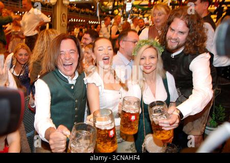 Jürgen Drews, Joelina Drews, Ramona Drews e Adrian Louis bei der Eröffnung vom 190. Oktoberfest 2025 im Schottenhamel Festzelt. München, 20.09.2025 *** Jürgen Drews, Joelina Drews, Ramona Drews e Adrian Louis all'apertura dell'Oktoberfest 190 2025 nella tenda Schottenhamel di Monaco, 20 09 2025 foto:xAgenturxWehnertx/xGränzdörferx/xFuturexImagex wiesnanstich 5908 Foto Stock