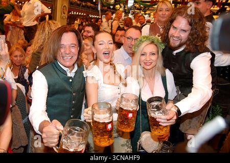 Jürgen Drews, Joelina Drews, Ramona Drews e Adrian Louis bei der Eröffnung vom 190. Oktoberfest 2025 im Schottenhamel Festzelt. München, 20.09.2025 *** Jürgen Drews, Joelina Drews, Ramona Drews e Adrian Louis all'apertura dell'Oktoberfest 190 2025 nella tenda Schottenhamel di Monaco, 20 09 2025 foto:xAgenturxWehnertx/xGränzdörferx/xFuturexImagex wiesnanstich 5909 Foto Stock