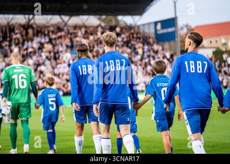 Odense, Danimarca. 19 settembre 2025. I giocatori dell'Odense BK entrano in campo per la partita 3F Superliga tra Odense BK e FC Fredericia al Nature Energy Park di Odense. Credito: Gonzales Photo/Alamy Live News Foto Stock