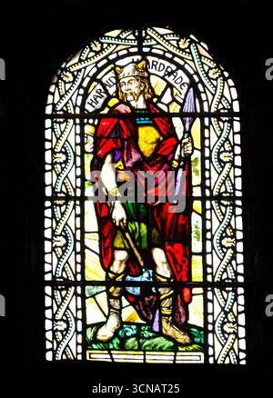 Una vedova di vetro colorato raffigurante Harald Hardrade nella cattedrale di San Magnus, Kirkwall, Orkney. Foto Stock