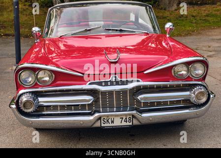 Karlskrona, Svezia; 13 settembre 2025: Vista frontale della 1958 Dodge Custom Royal con griglia cromata, fari e ornamento del cofano durante la classica roba Foto Stock