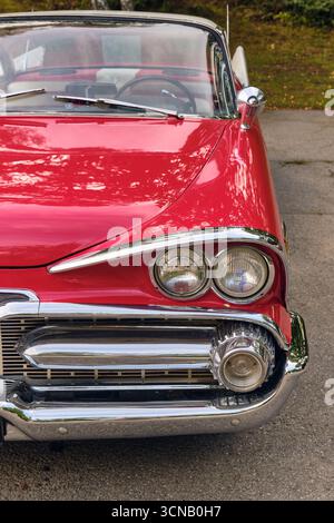 Karlskrona, Svezia; 13 settembre 2025: Vista frontale della 1958 Dodge Custom Royal con griglia cromata, fari e ornamento del cofano durante la classica roba Foto Stock