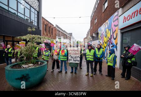 Resisti ai manifestanti contro il razzismo a George Street Altrincham. Combatti contro il razzismo contro la polizia e gli streamer di Altrincham. Una strada principale, George Street, fu bloccata in quanto i due gruppi di manifestanti furono bloccati nella città mercato a sud del centro di Manchester. I manifestanti di Stand Up to Racism sono stati separati da una linea di polizia e respinti dalla polizia lontano dai manifestanti di destra. Gli streamer di destra hanno molestato la protesta urlando abusi durante le riprese. Altrincham Manchester foto: Garyrobertsphoyography. Foto Stock