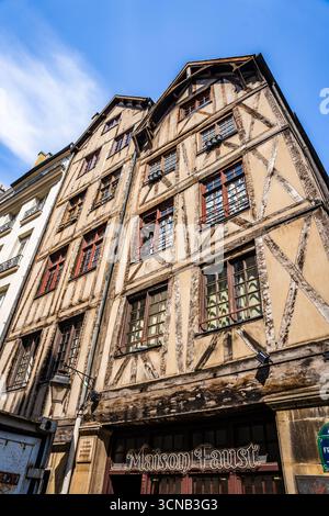 Case a graticcio in rue Francois Miron, tra le più antiche di Parigi, punto di riferimento architettonico medievale nello storico quartiere di Marais, Parigi, Francia Foto Stock