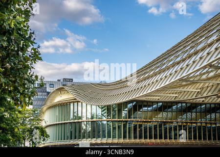 Dettaglio della grande tettoia ondulata in vetro del centro commerciale Westfield Forum des Halles, progettata da Patrick Berger e Jacques Anziutti, Parigi, Francia Foto Stock