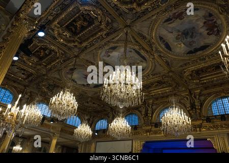 Parigi, Francia. 20 settembre 2025. Sala da ballo durante la 42a edizione dei Journees Europeennes du Patrimoine (giorni del patrimonio europeo) presso l'Elysee Palace di Parigi, Francia, il 20 settembre 2025. Foto di David Boyer/ABACAPRESS.COM credito: Abaca Press/Alamy Live News Foto Stock