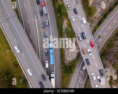 Le autostrade trafficate di Goteborg mostrano i veicoli in movimento in varie direzioni durante il picco del traffico mattutino. La scena cattura un paesaggio urbano pieno di Foto Stock