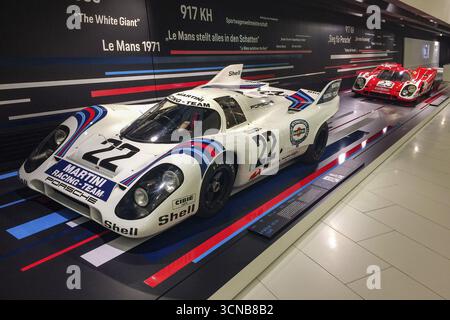 Davanti, storica Porsche 917 No. 22 auto da corsa con gabbia in magnesio del pilota Dr. Helmut Marko Gijs van Lennep, vincitore assoluto della 24 ho Foto Stock