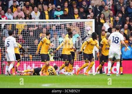 Anton Stach del Leeds United (a destra) segna il secondo gol della squadra durante la partita di Premier League al Molineux Stadium di Wolverhampton. Data foto: Sabato 20 settembre 2025. Foto Stock